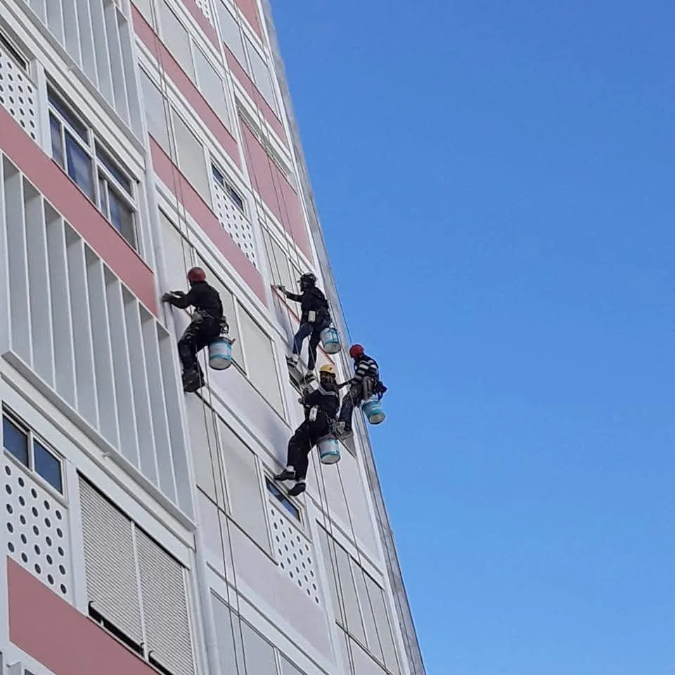 Trabalhos verticais em rapel numa fachada — André Souza Remodelações